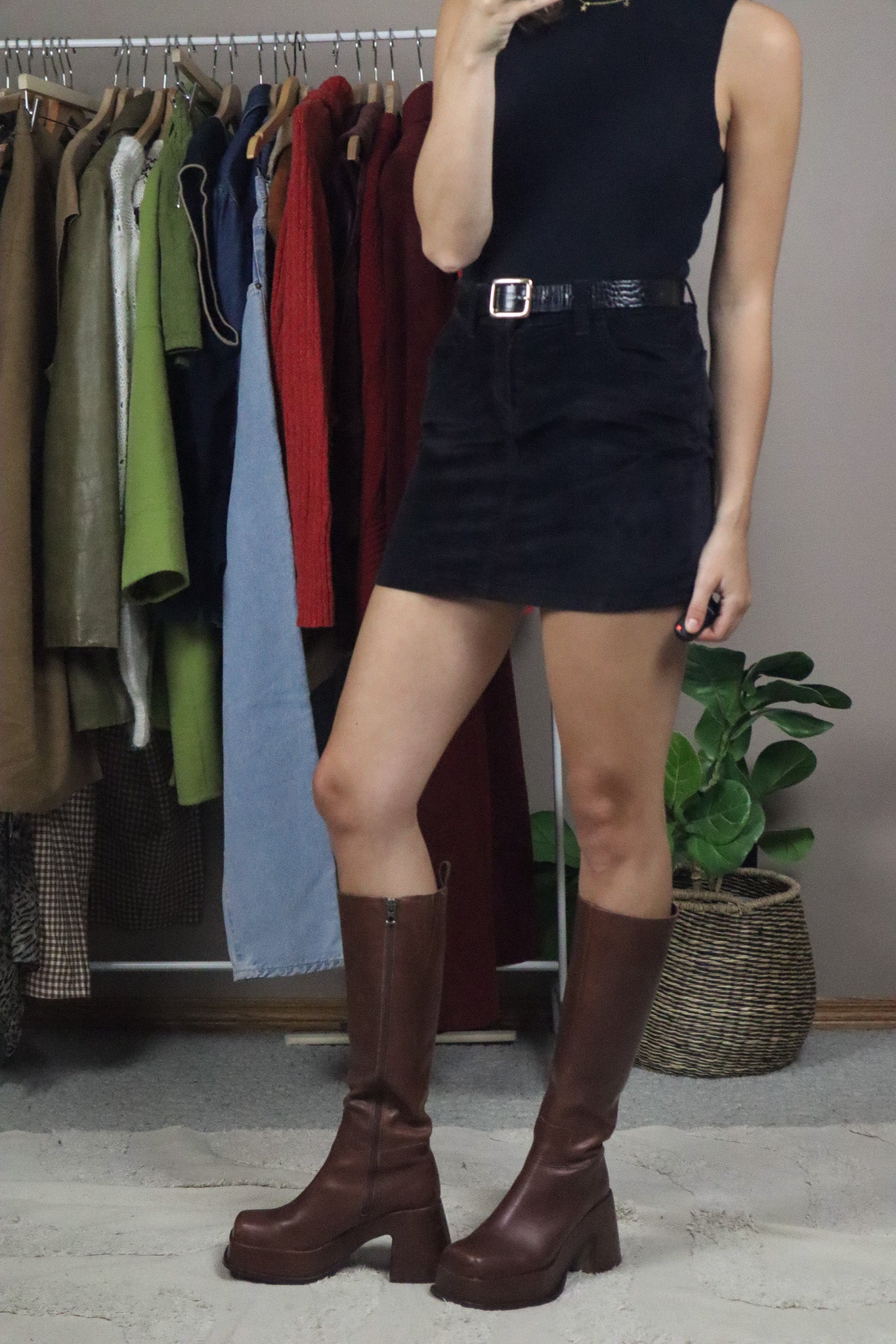 Vintage x Velvet Mid-rise Mini Skirt (2)