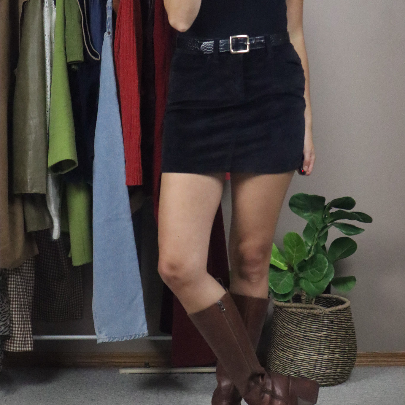 Vintage x Velvet Mid-rise Mini Skirt (2)