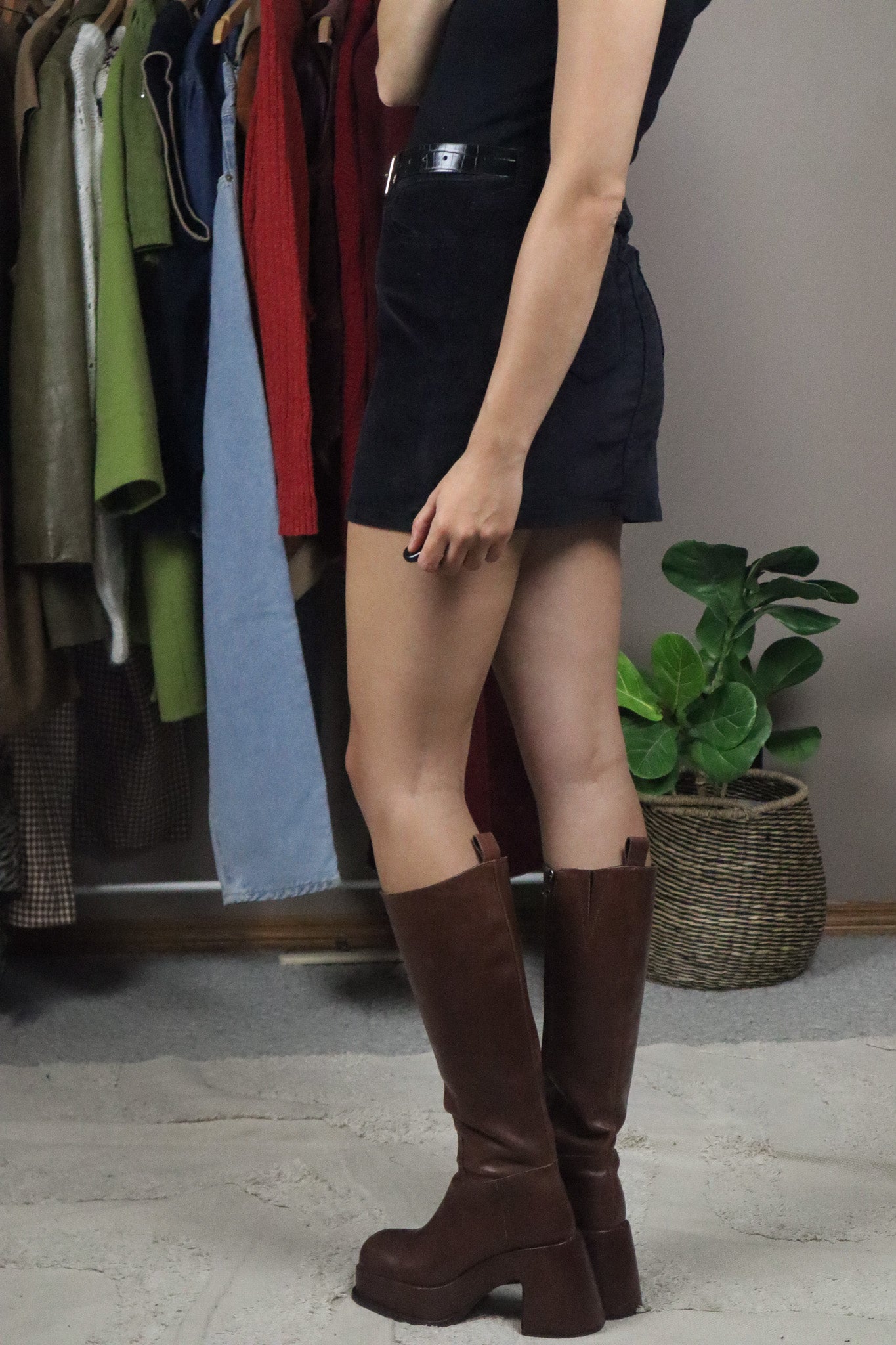 Vintage x Velvet Mid-rise Mini Skirt (2)