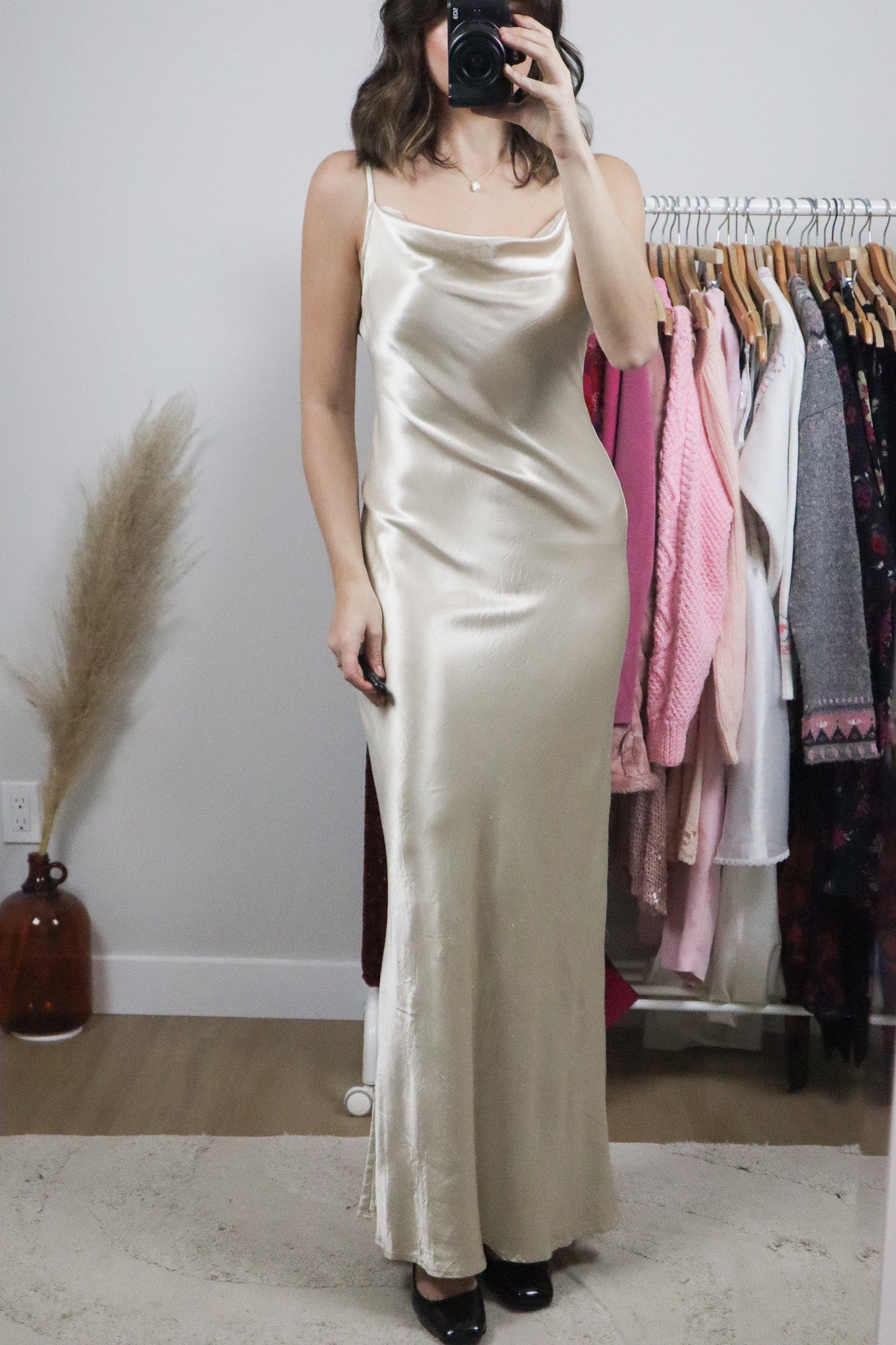 Made in Canada x Vintage x Satin Cowl Neck Maxi Dress (2/4)