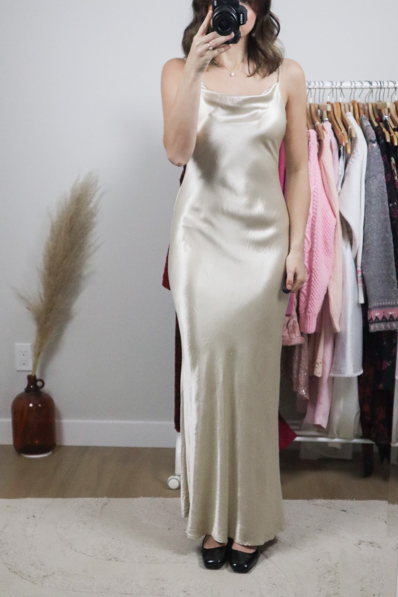 Made in Canada x Vintage x Satin Cowl Neck Maxi Dress (2/4)