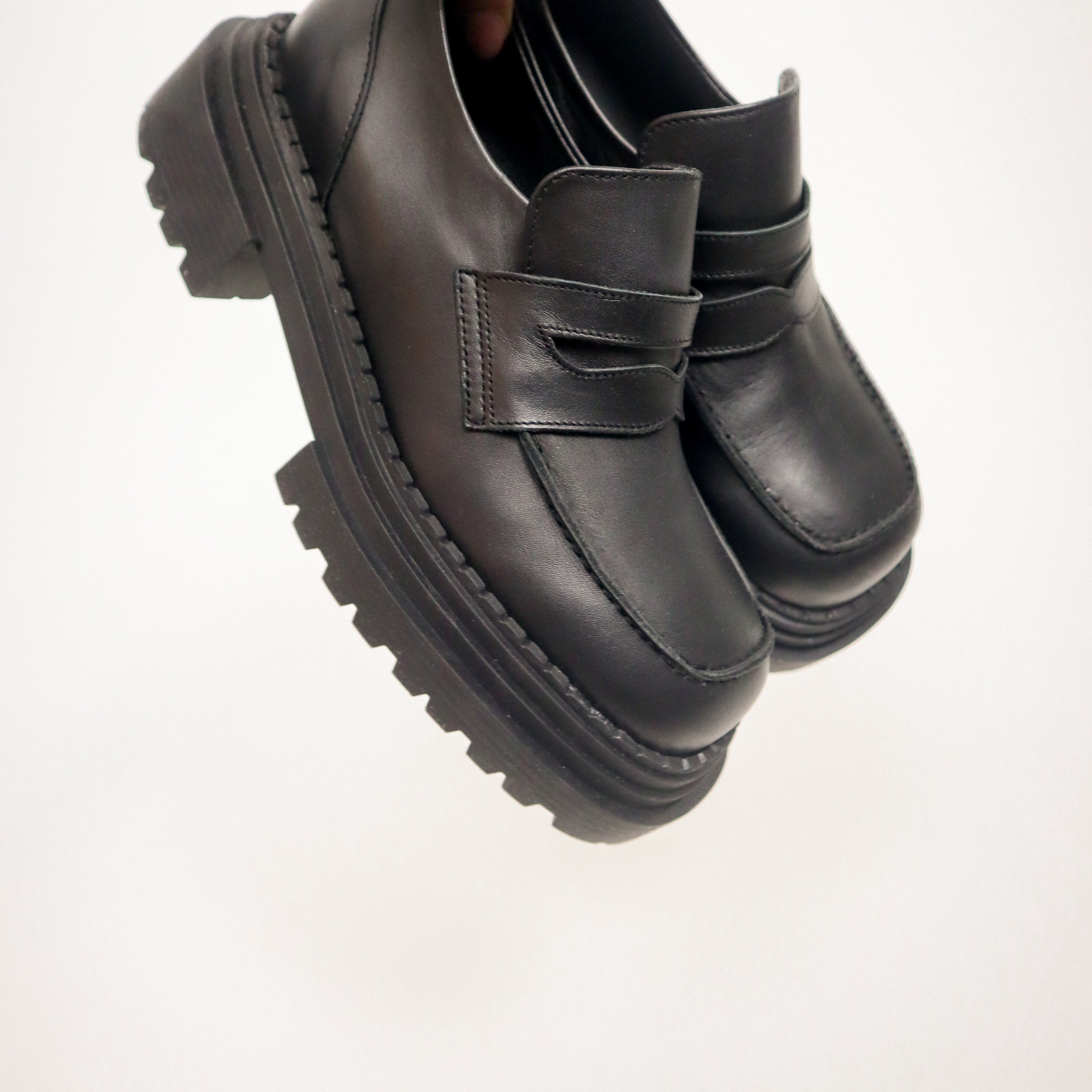 Made in Italy x Leather Loafers (7.5/8)