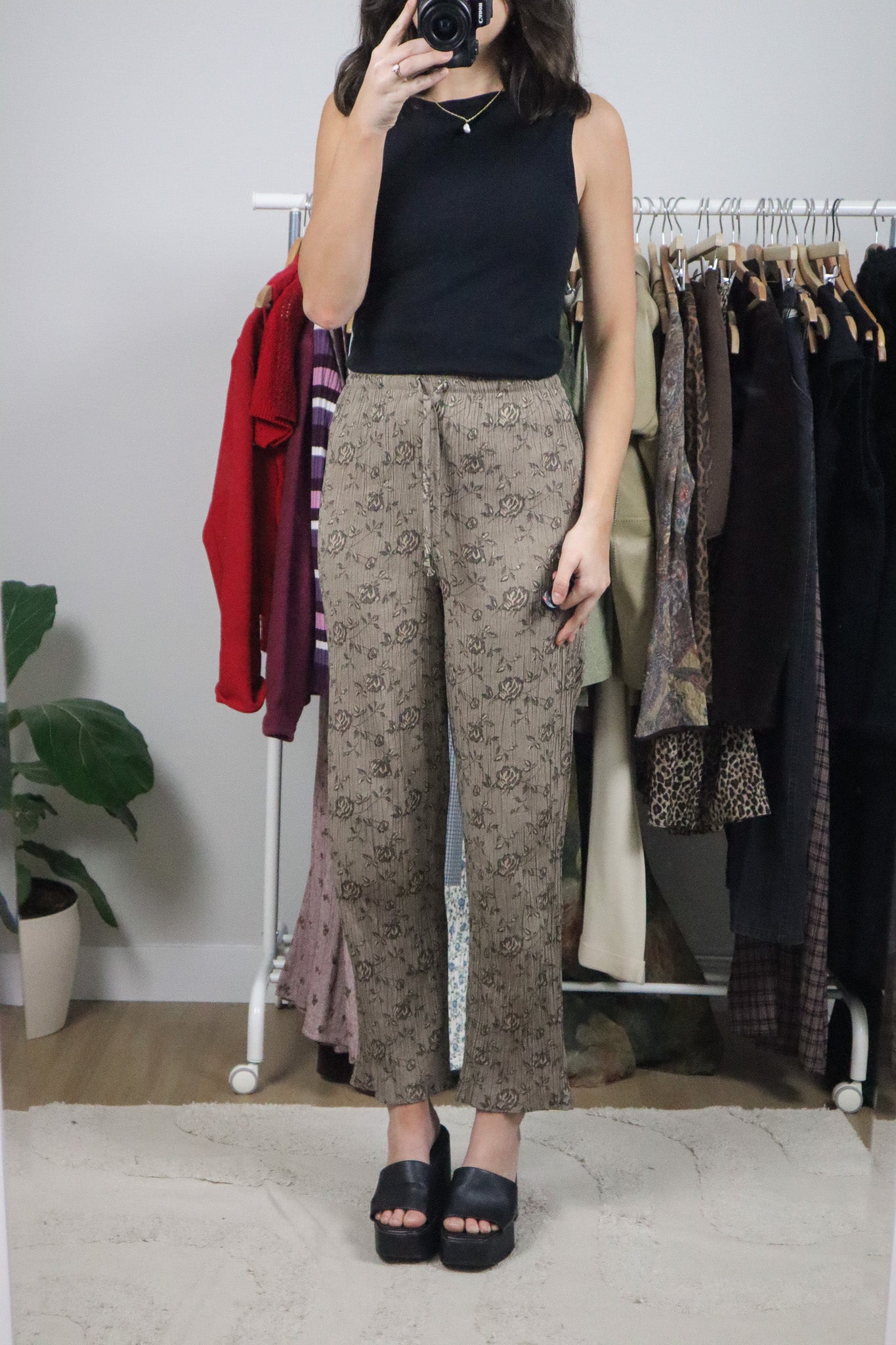 Made in Canada x Vintage x Crinkle Floral Pant (XS)