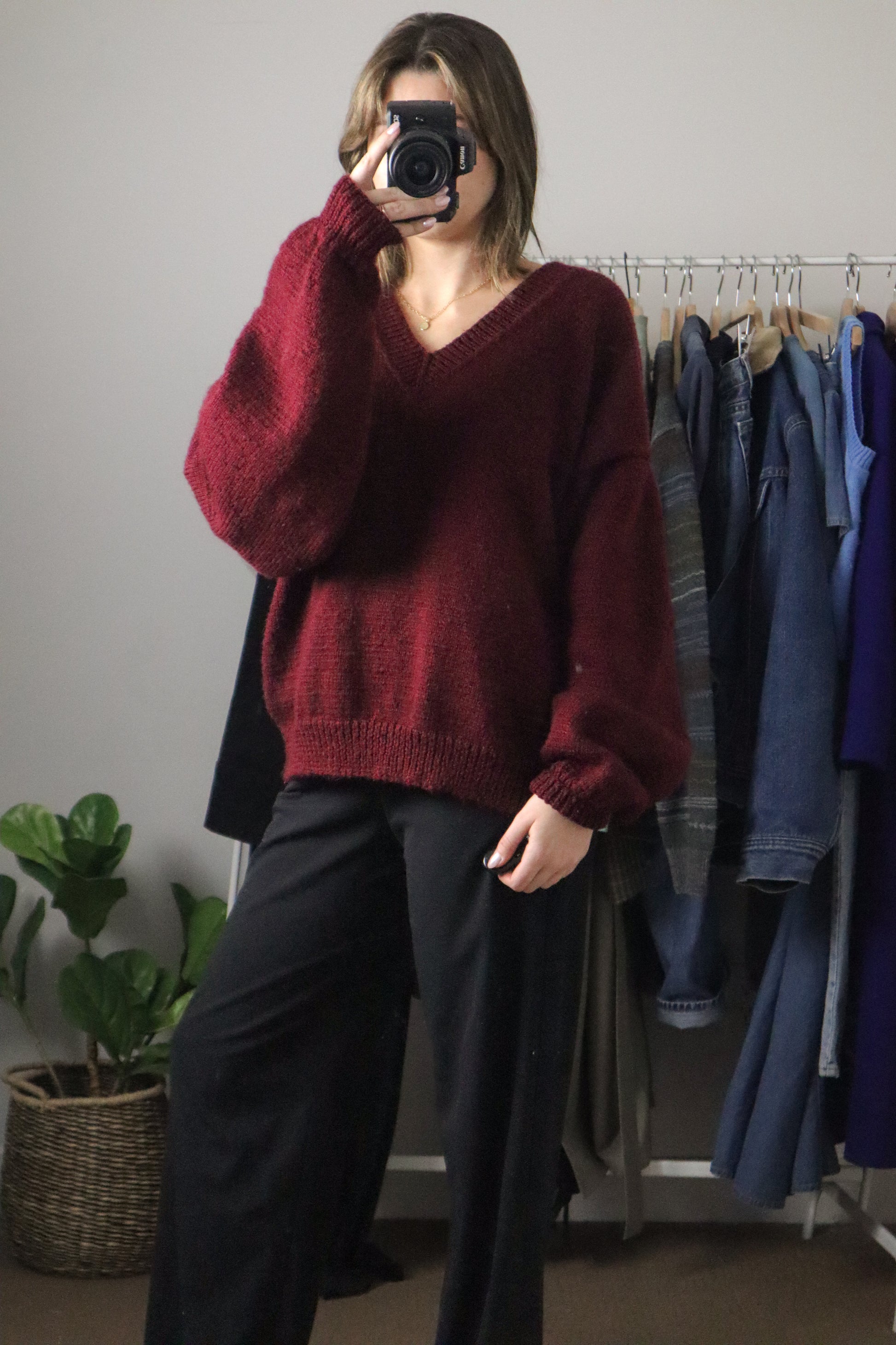 Hand Knit x V-Neck Sweater (S-L)