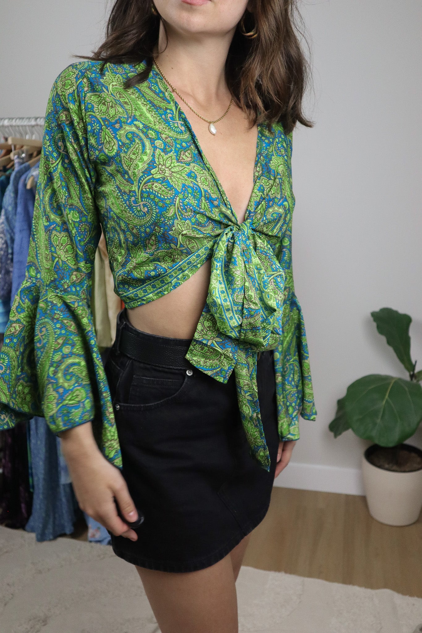 Made in Nepal x Cropped Silk Blend Patterned Tie Top (S)