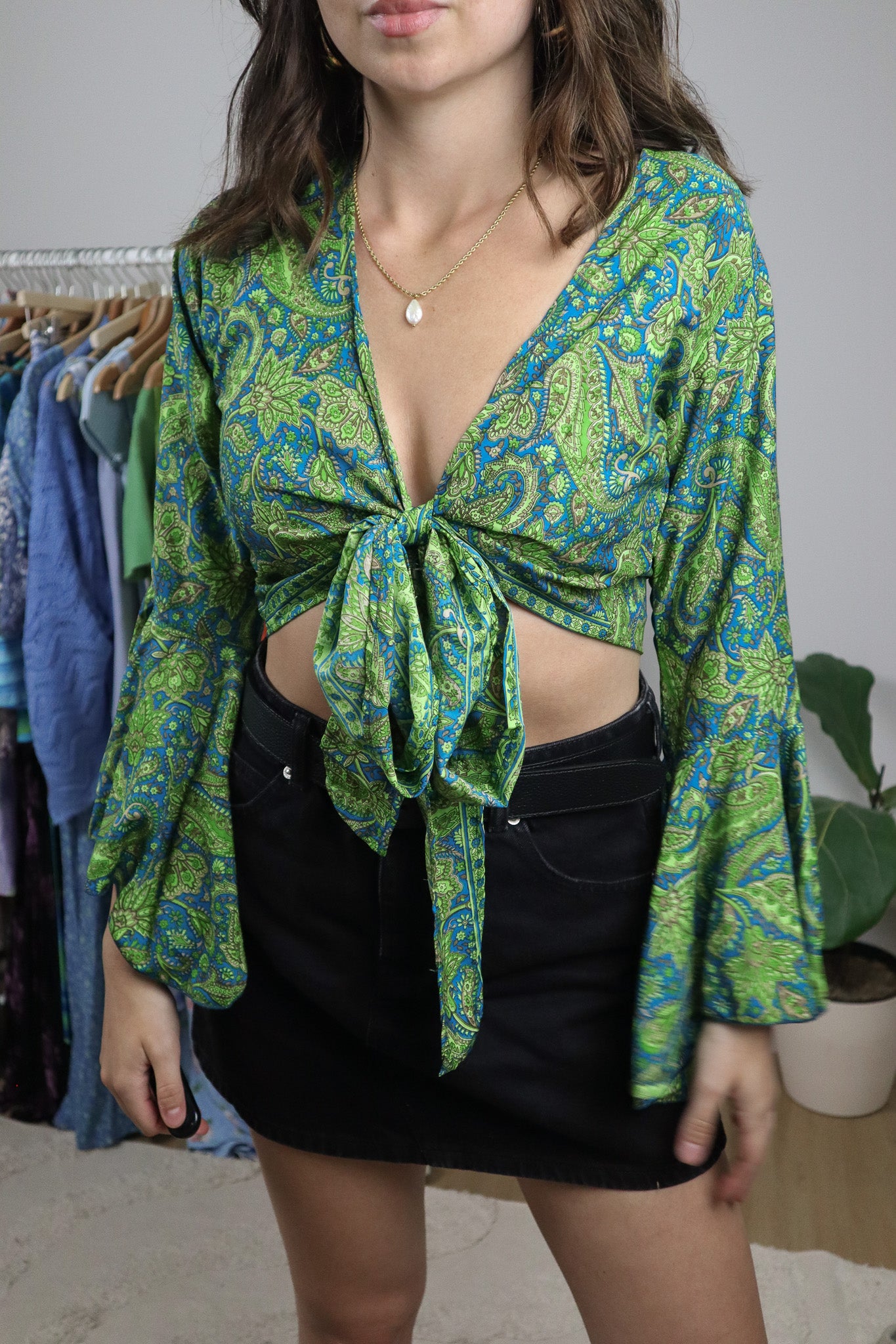 Made in Nepal x Cropped Silk Blend Patterned Tie Top (S)