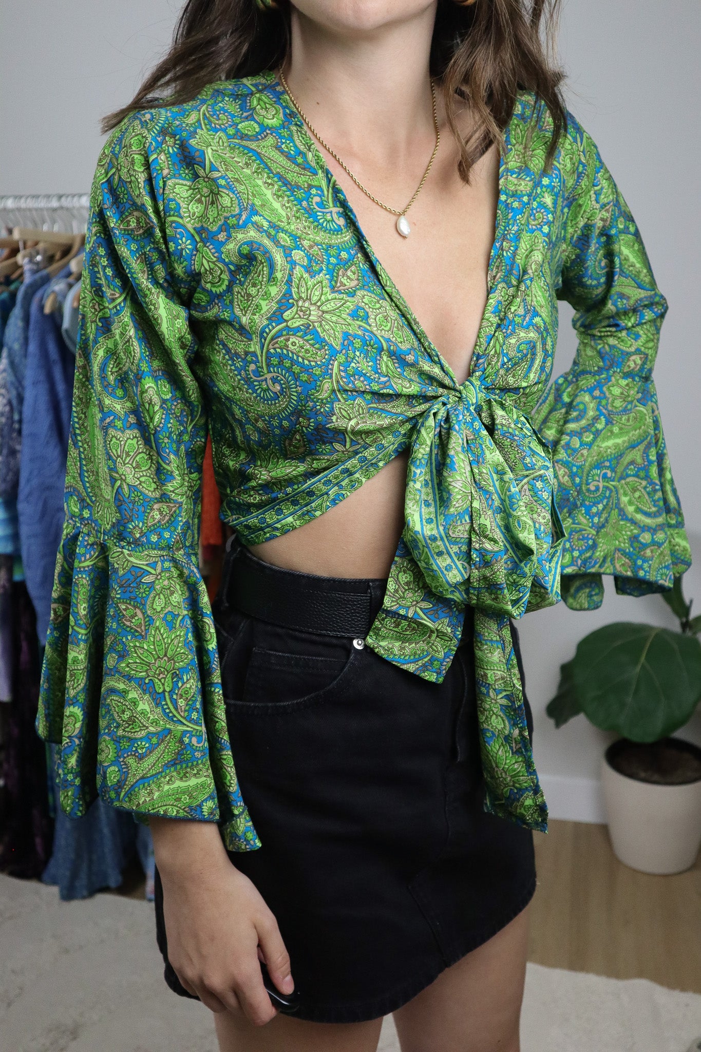 Made in Nepal x Cropped Silk Blend Patterned Tie Top (S)
