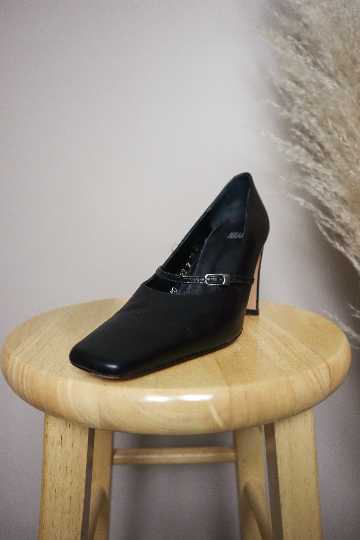 Vintage x 100% Leather Mary Jane Heels (6)