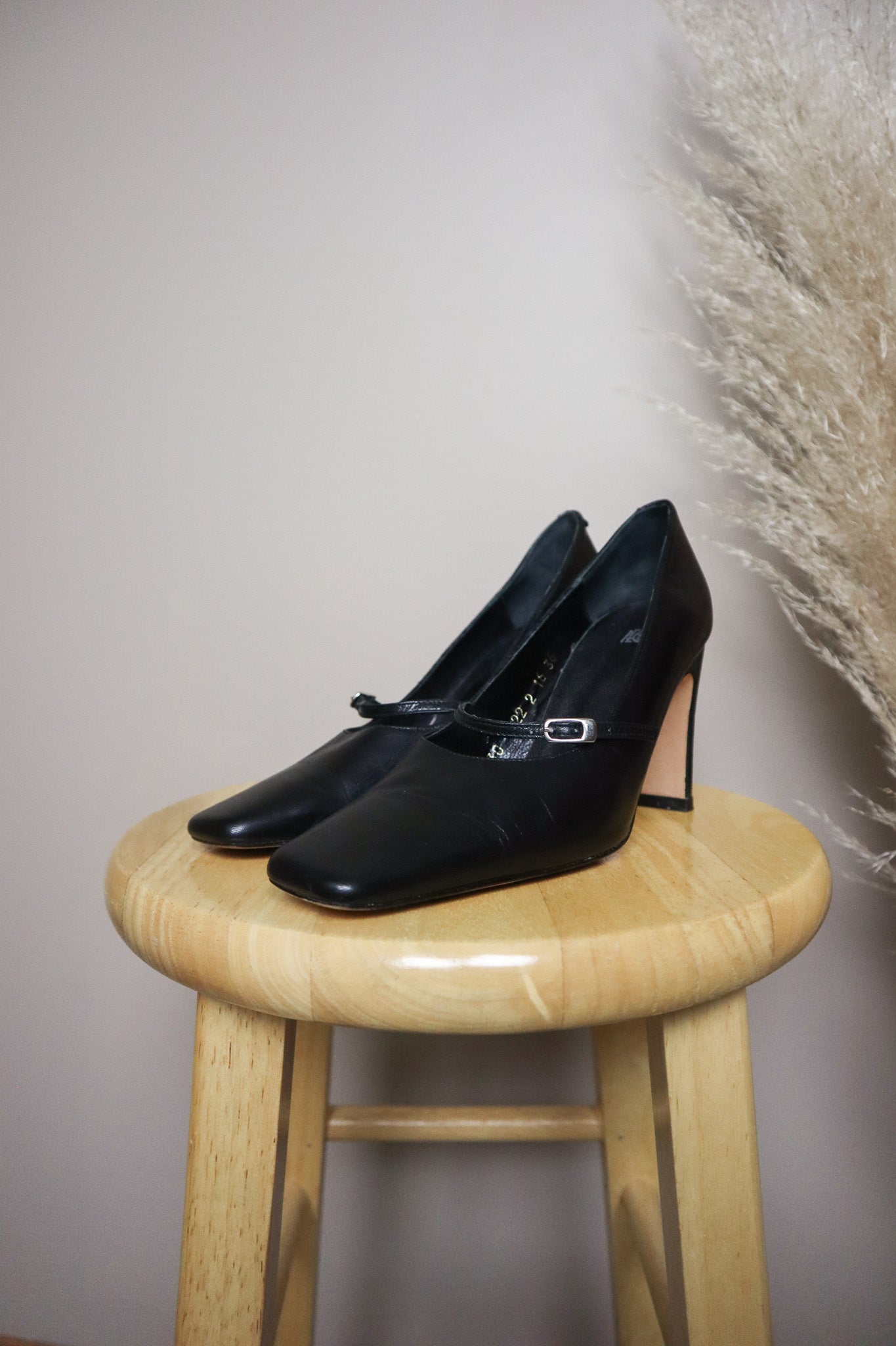 Vintage x 100% Leather Mary Jane Heels (6)