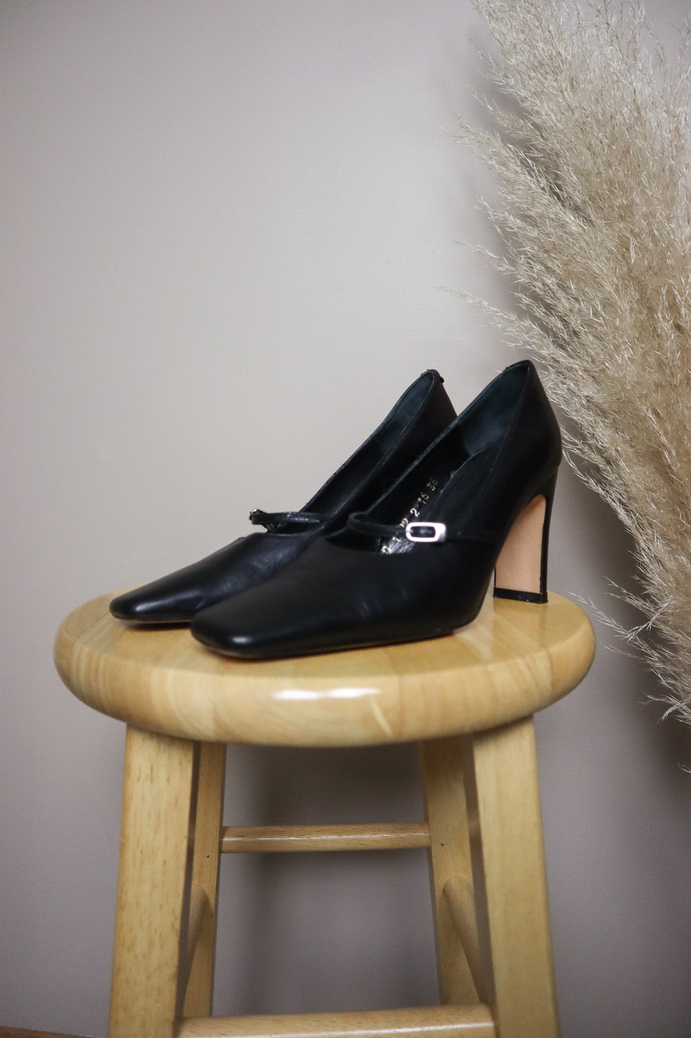 Vintage x 100% Leather Mary Jane Heels (6)