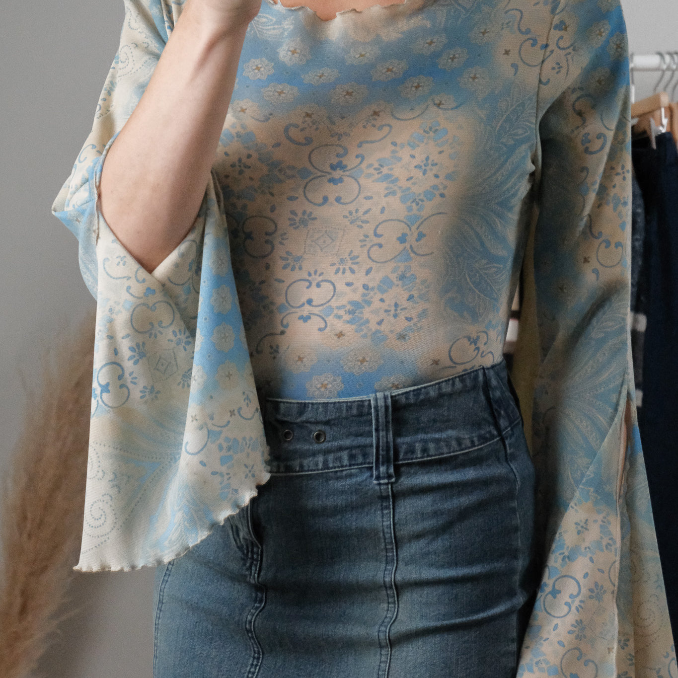 Vintage x Mesh Patterned Bell-Sleeve Top (L)