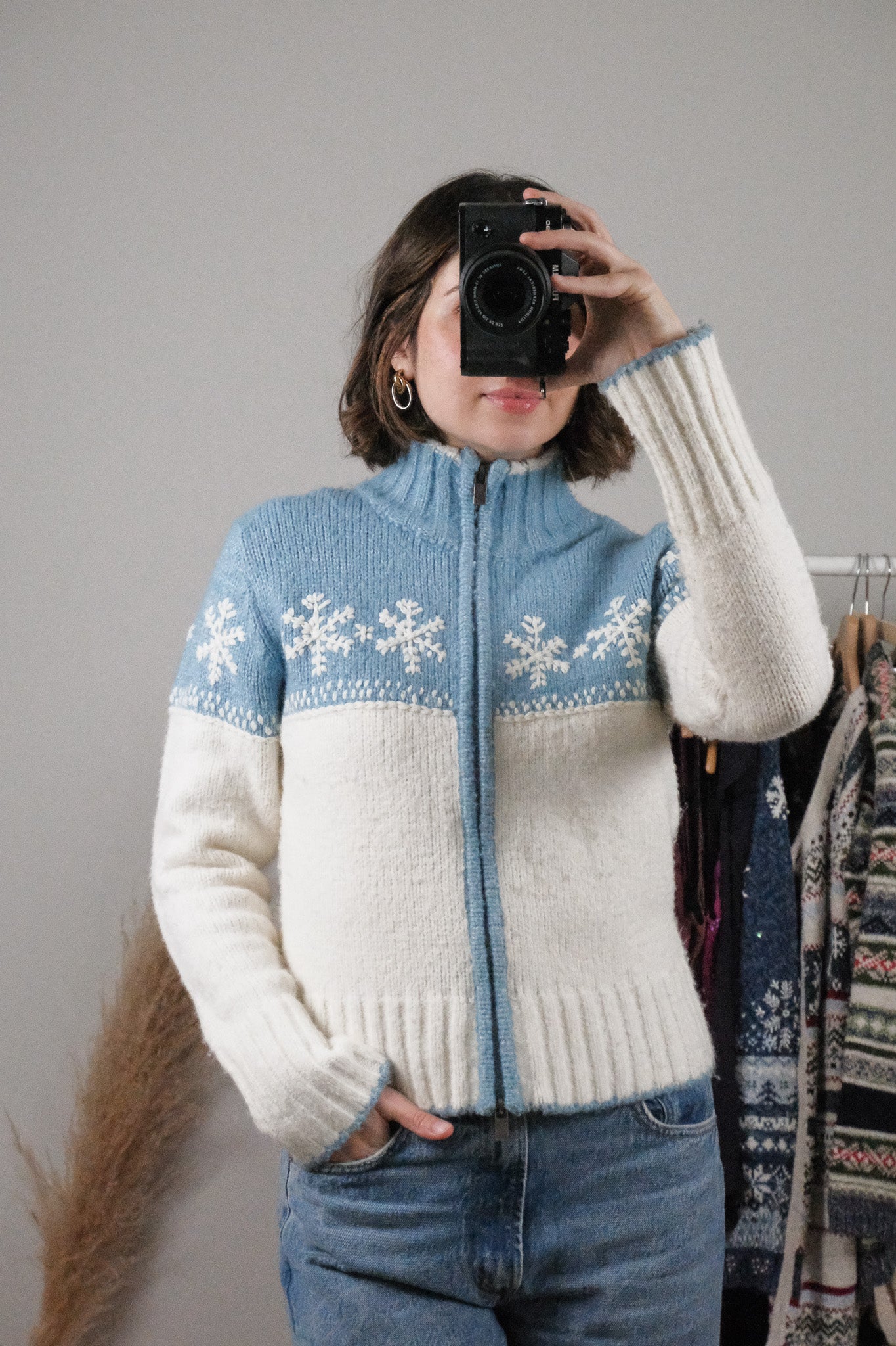 Made in Korea x Vintage x Embroidered Snowflake Zip Up Sweater (M)