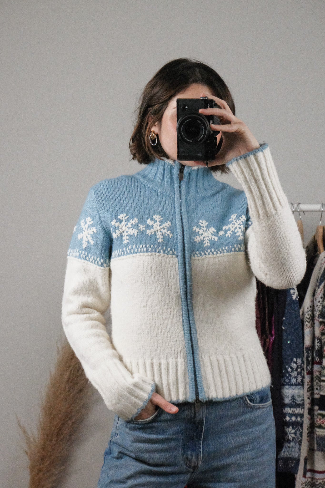 Made in Korea x Vintage x Embroidered Snowflake Zip Up Sweater (M)