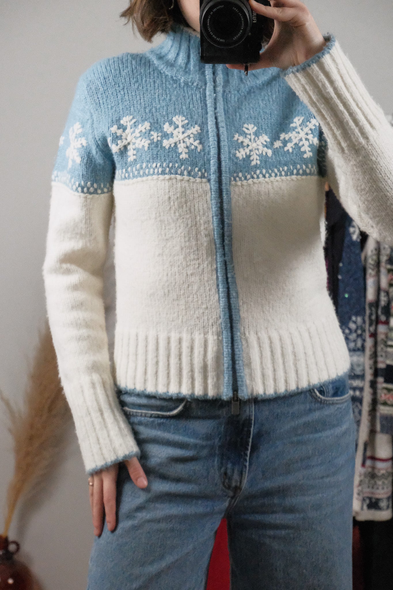 Made in Korea x Vintage x Embroidered Snowflake Zip Up Sweater (M)