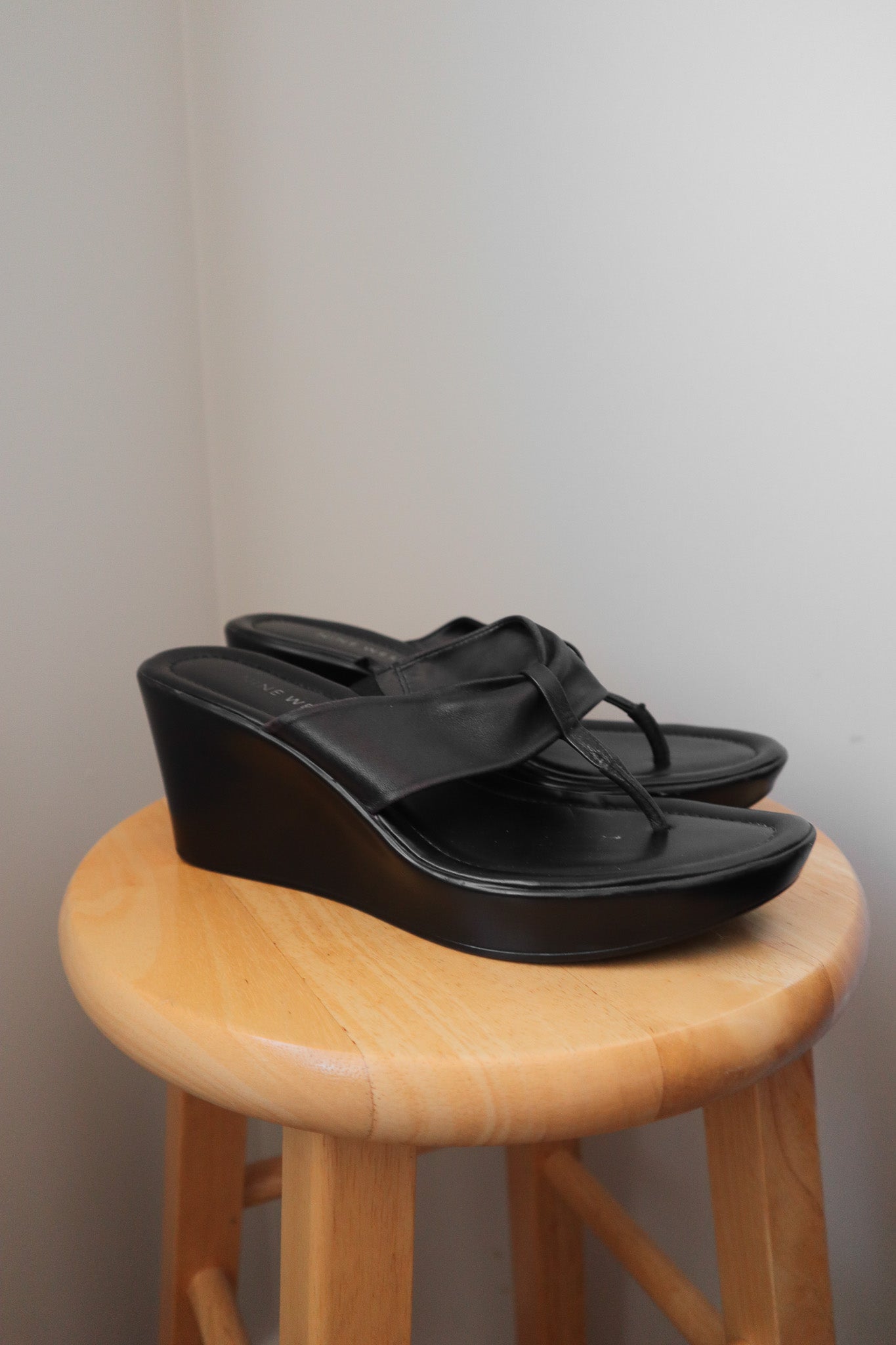 Vintage x Nine West Leather Platform Flip Flops (7/7.5)