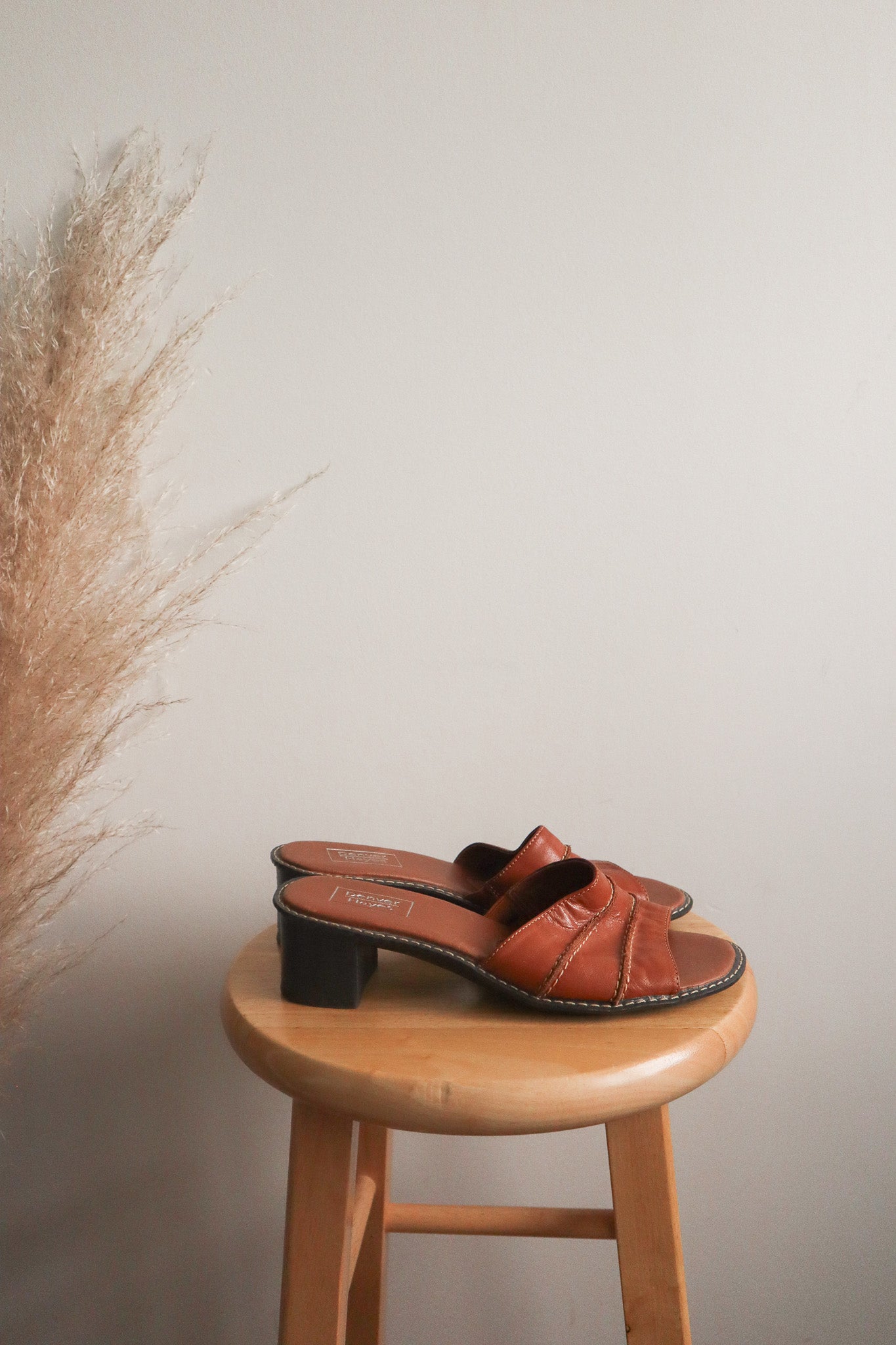 Vintage x Leather Sildes (7.5/8)
