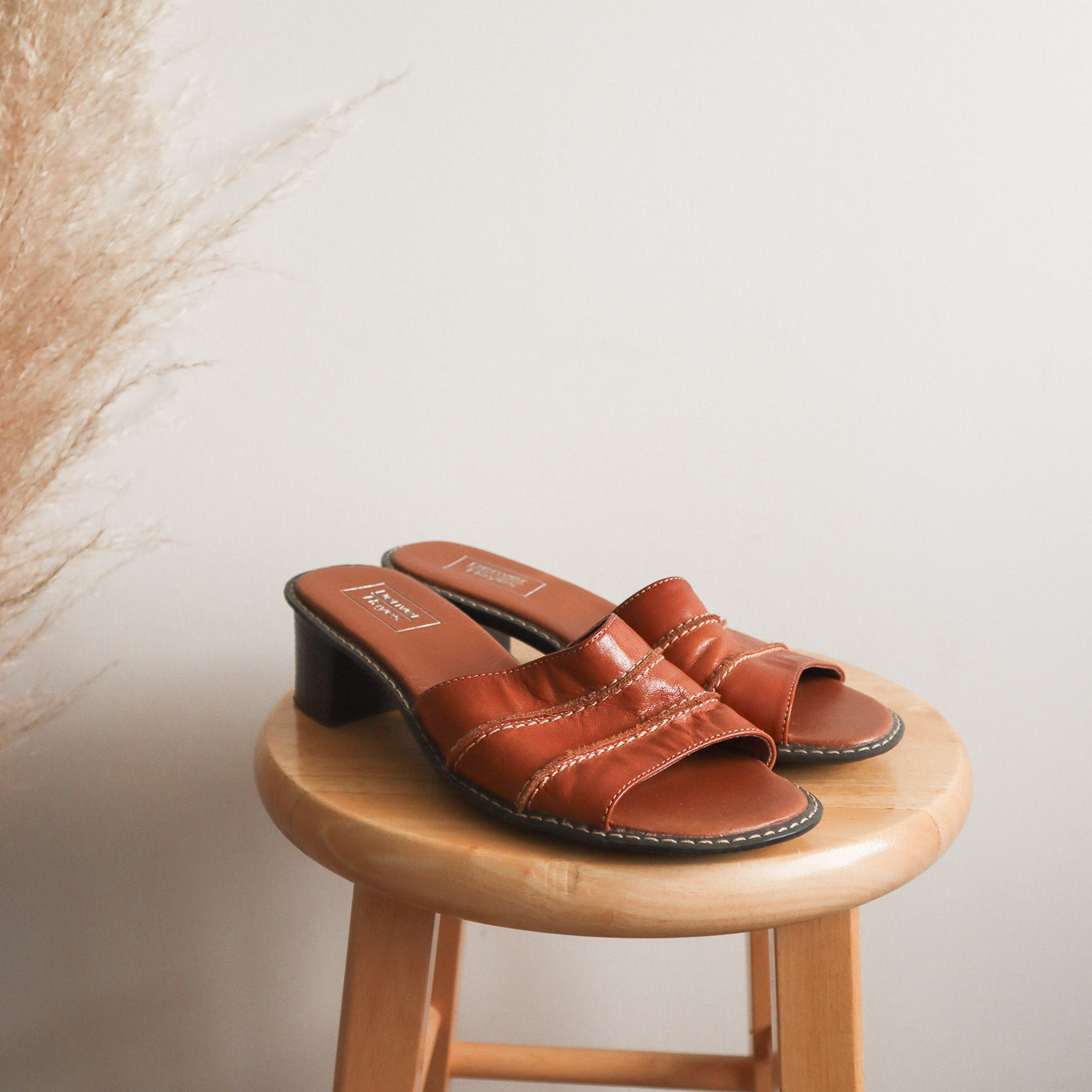 Vintage x Leather Sildes (7.5/8)