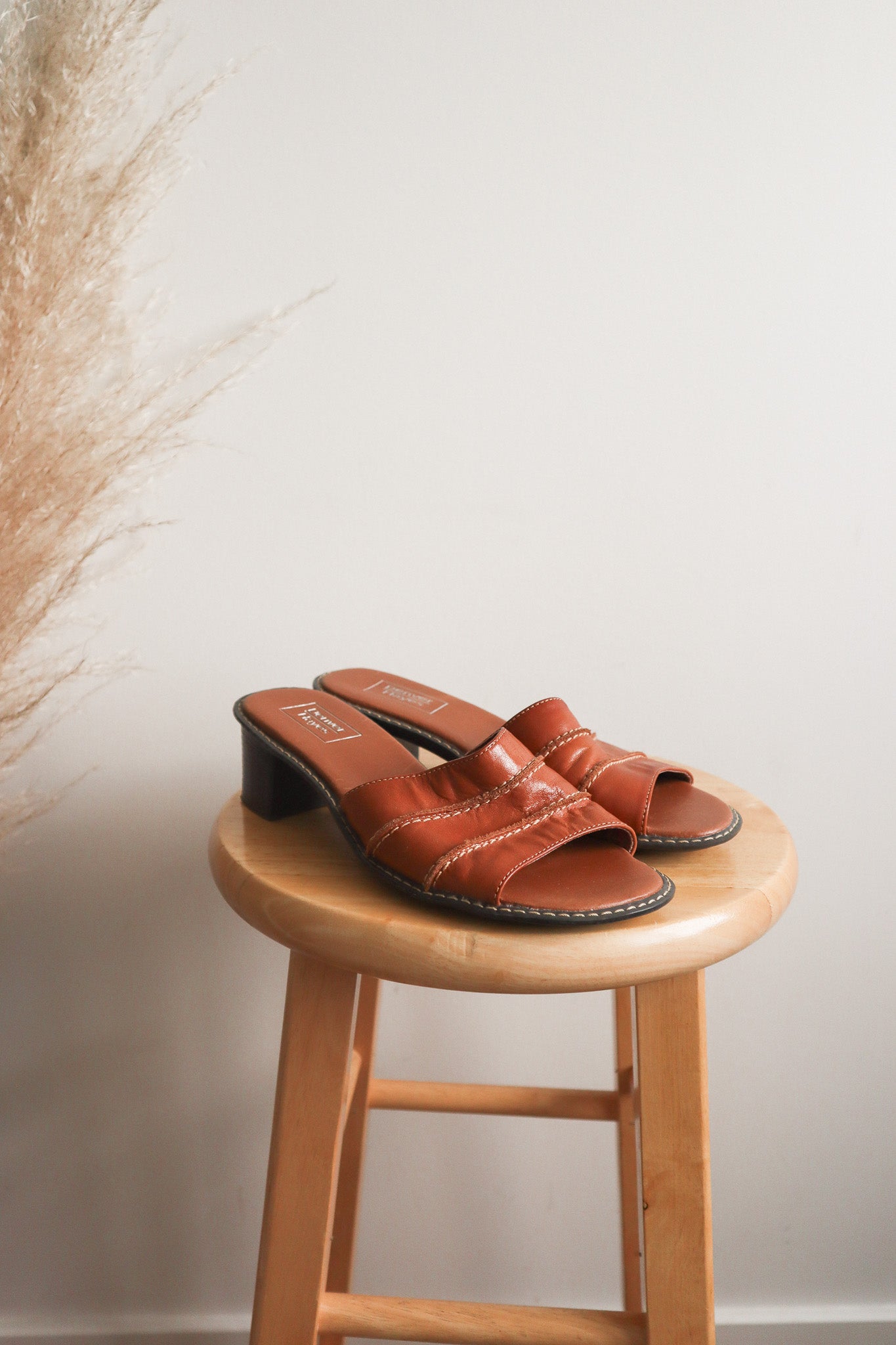 Vintage x Leather Sildes (7.5/8)