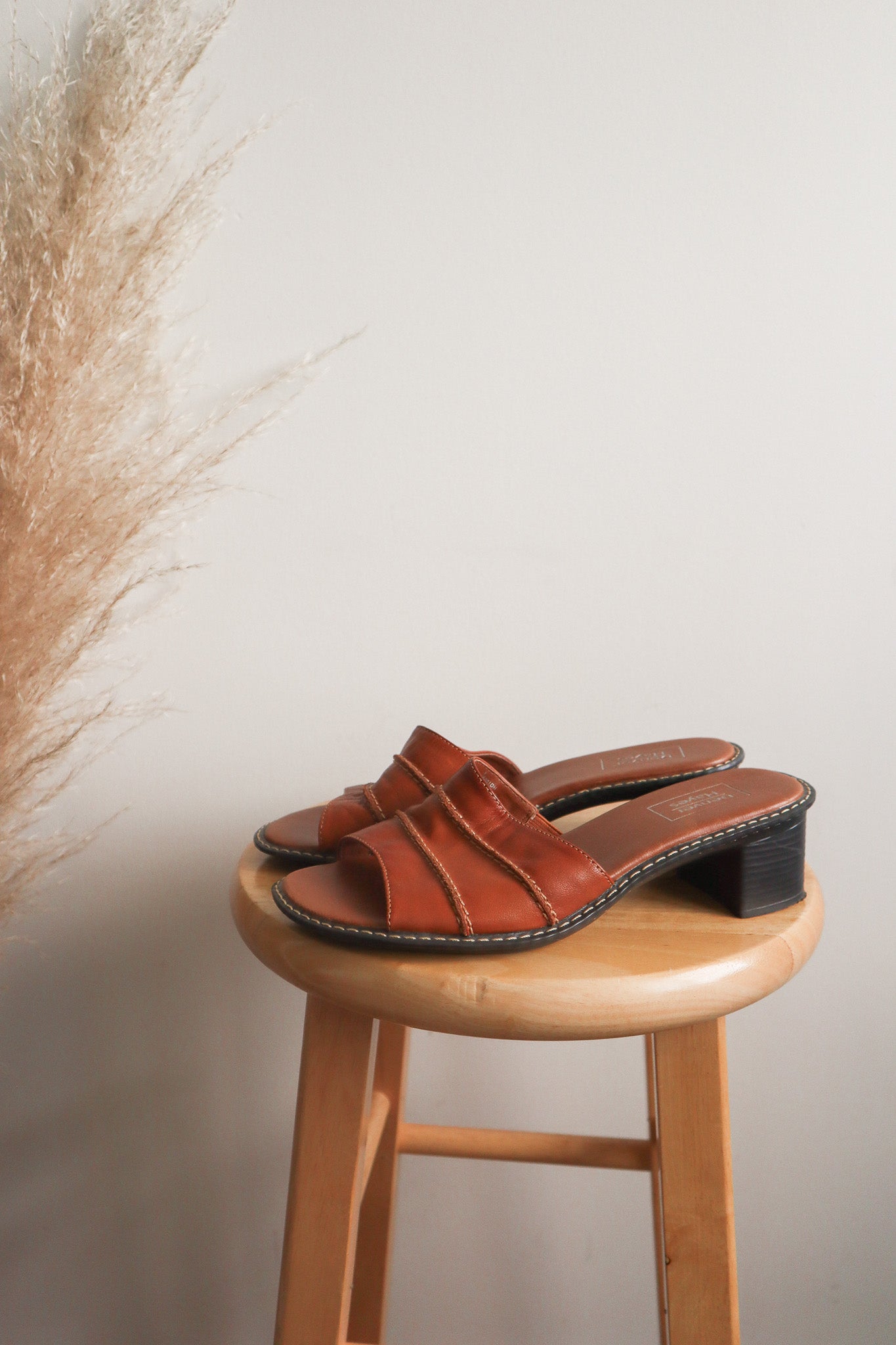 Vintage x Leather Sildes (7.5/8)