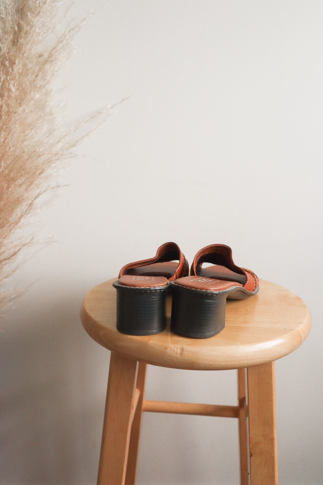 Vintage x Leather Sildes (7.5/8)