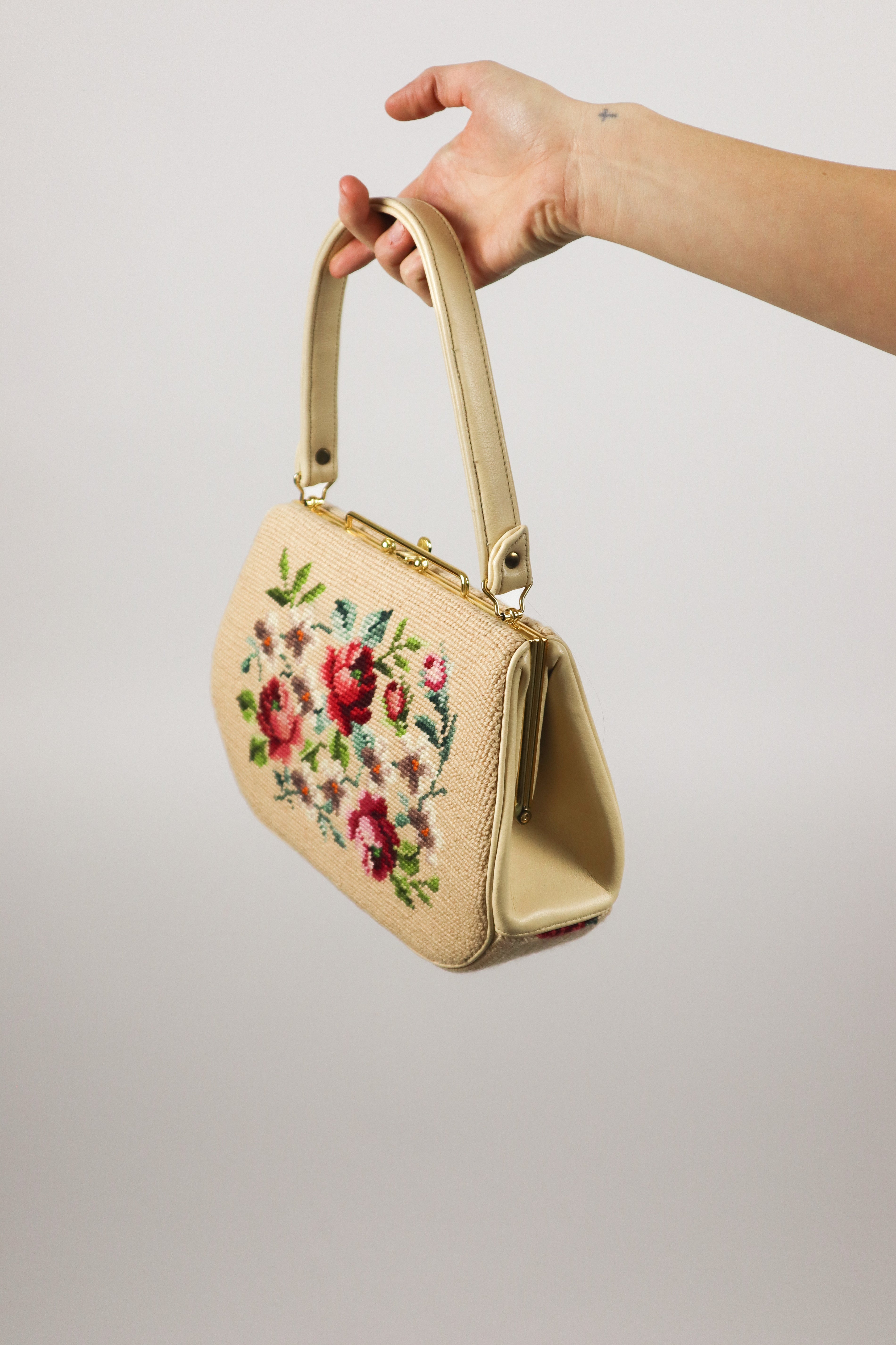 Made in Canada x Vintage 1960s x Needle Point Bag