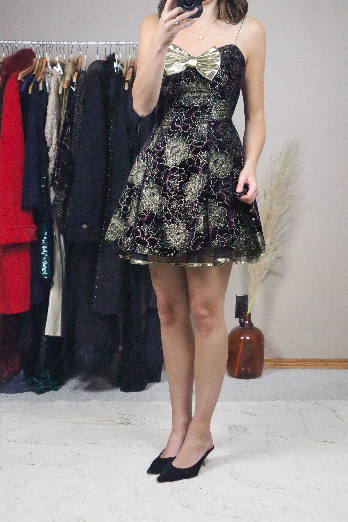 Made in USA x Vintage x Bow Simmer Velvet Mini Dress (2/4)
