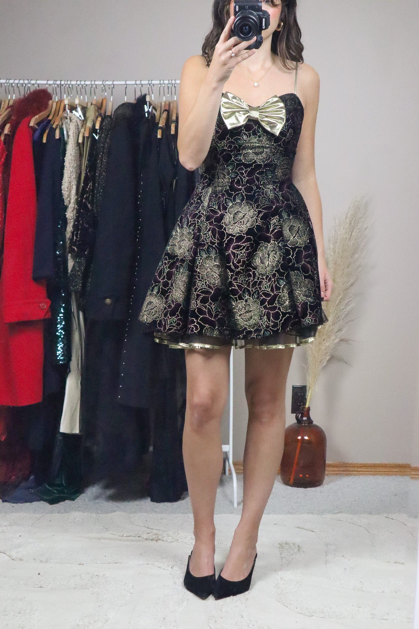 Made in USA x Vintage x Bow Simmer Velvet Mini Dress (2/4)