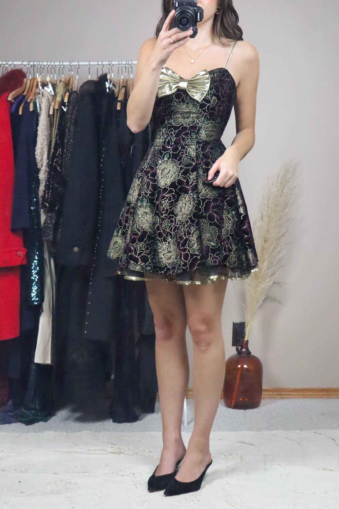 Made in USA x Vintage x Bow Simmer Velvet Mini Dress (2/4)