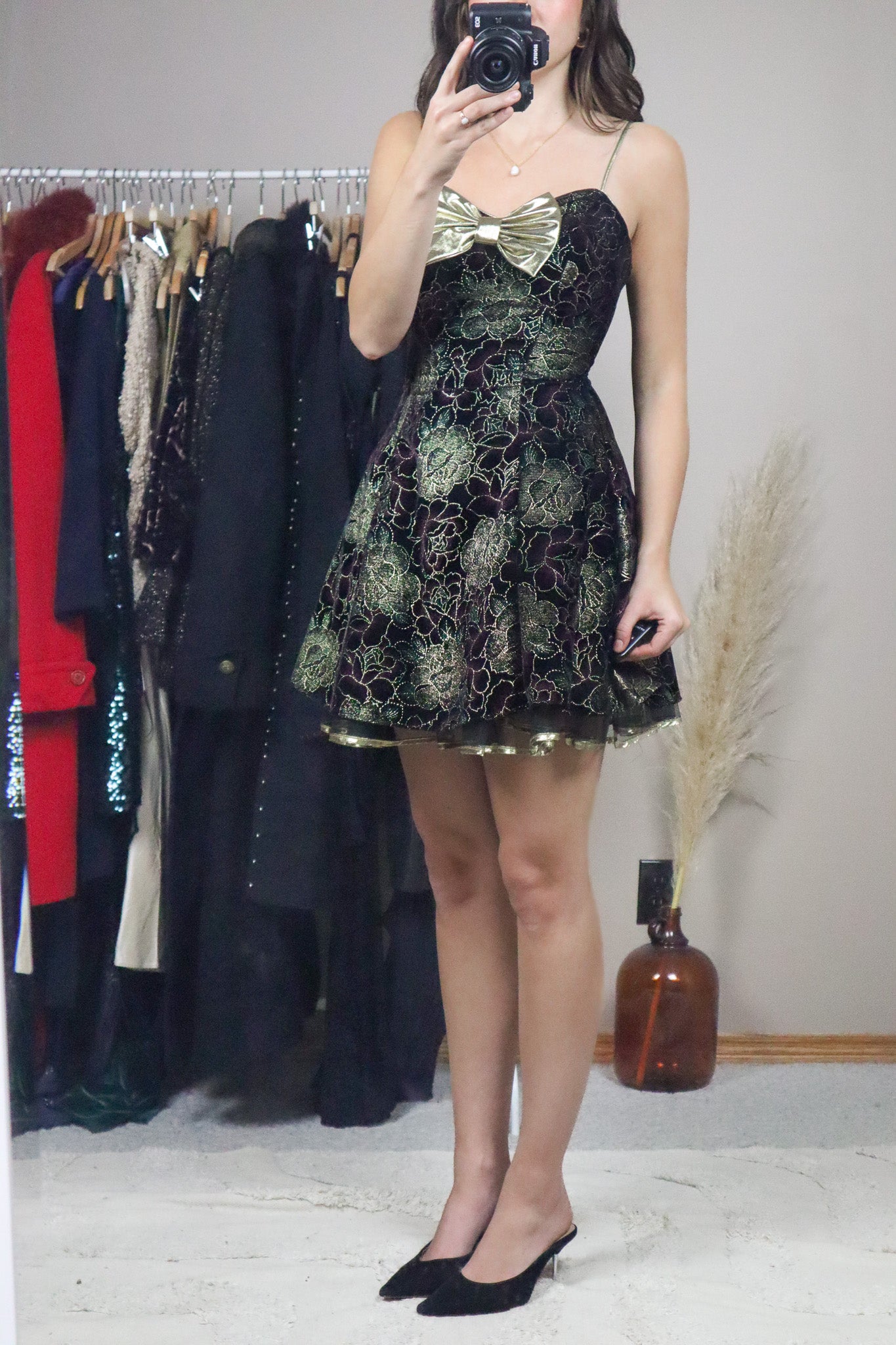 Made in USA x Vintage x Bow Simmer Velvet Mini Dress (2/4)